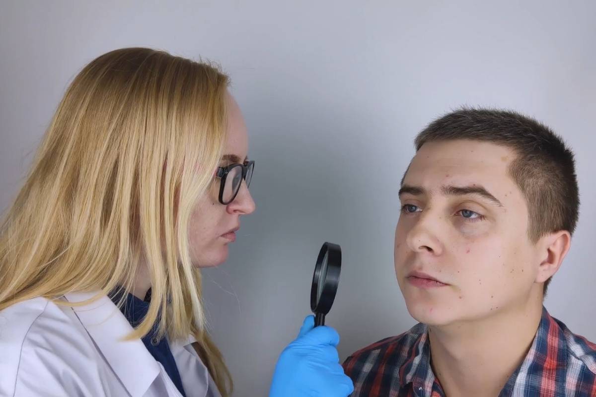 dermatolog pregleda kožu pacijentu